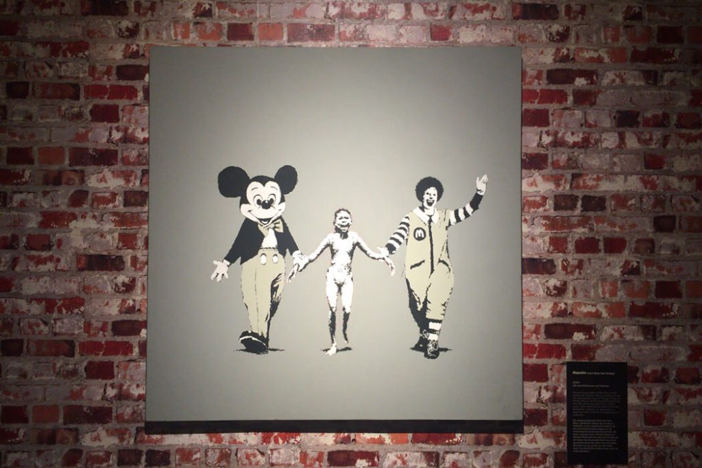 バンクシー　ミッキー　マクドナルド　風刺画　50×70cm インテリア Amazon.co.jp: バンクシー ミッキー マクドナルド 風刺画 50