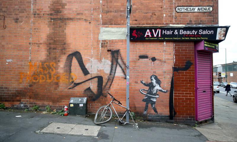 バンクシーの最新作はフラフープで遊ぶ少女！ | The Art of Banksy