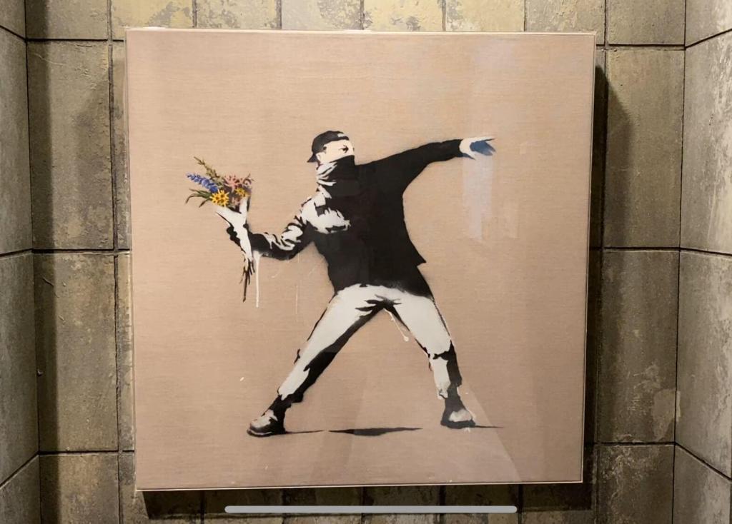 バンクシー「Love is in the Air」作品の意味と解説 | The Art of Banksy