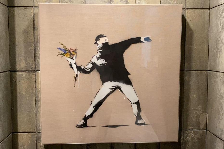 バンクシー Love Is In The Air 作品の意味と解説 The Art Of Banksy